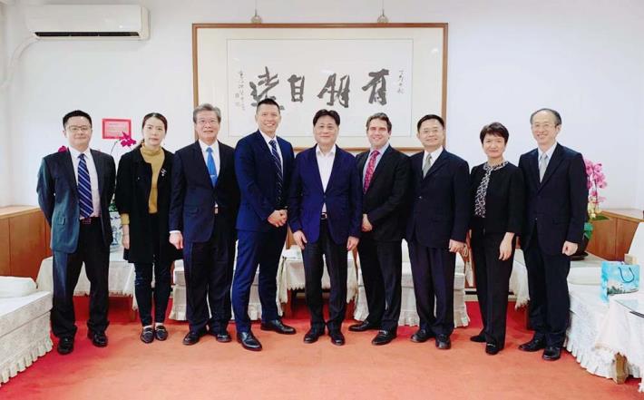 美國國土安全部國家安全調查局專員與警大同仁合影