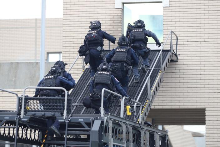 本部警政署保安警察第一總隊維安特勤隊登上突擊梯車攻堅演練情形