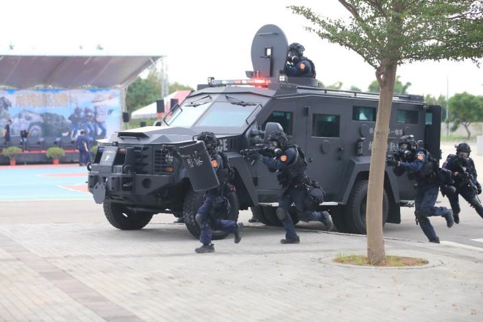 本部警政署保安警察第一總隊維安特勤隊運用輪式裝甲車攻堅演練情形