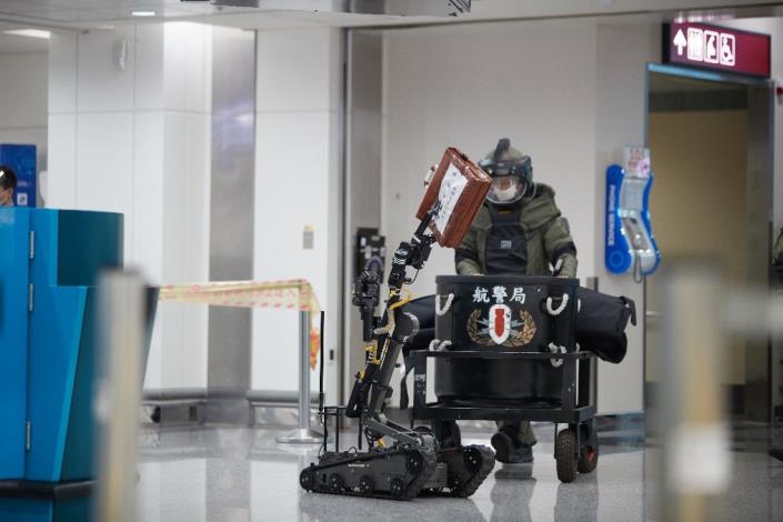 本部警政署航空警察局泰山防爆小組運用拆彈機器人移離爆裂物