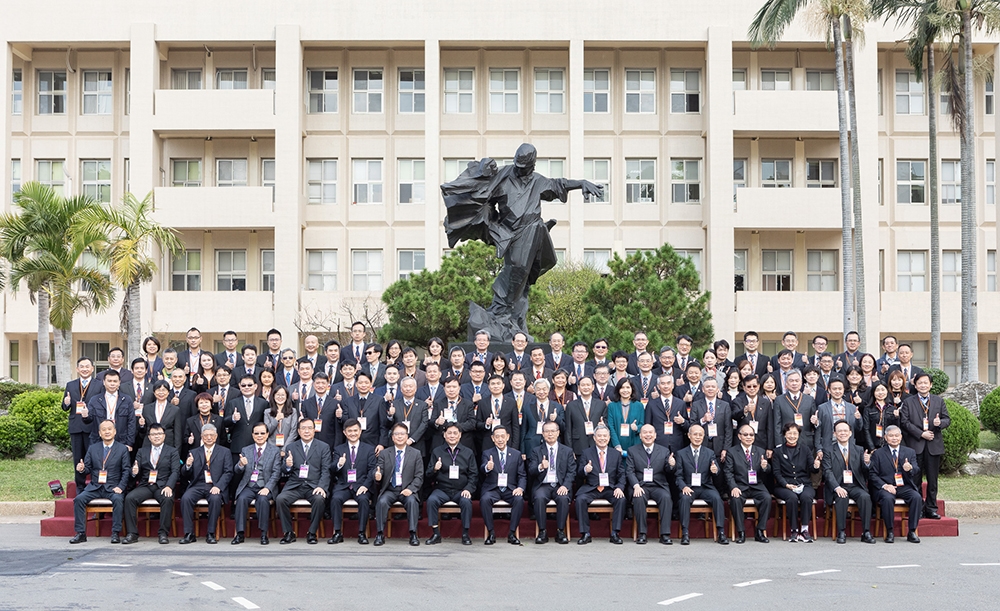 貴賓於警大精神堡壘前合影