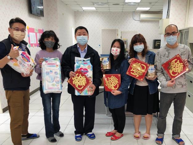 移民署臺北市專勤隊隊長林財榮(左3)至慈善機構捐贈物資。