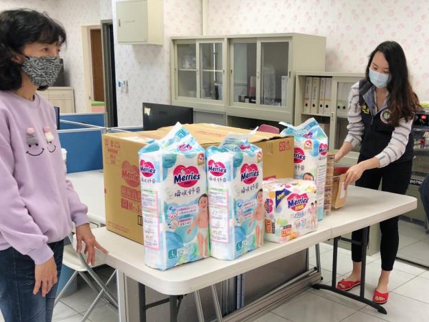 移民署臺北市專勤隊赴慈善機構捐贈尿布及奶粉等物資。