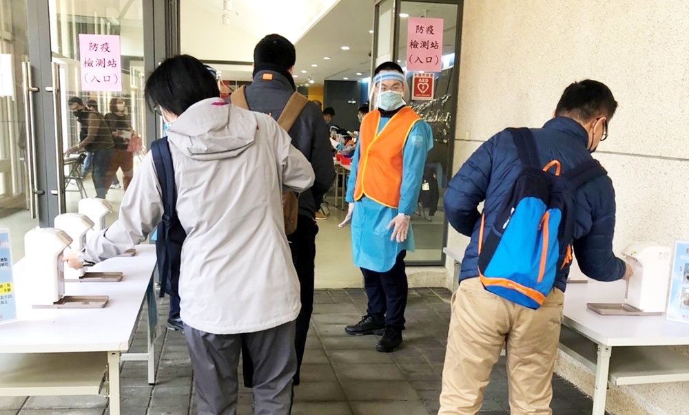 考生防疫檢測先以酒精乾洗手消毒