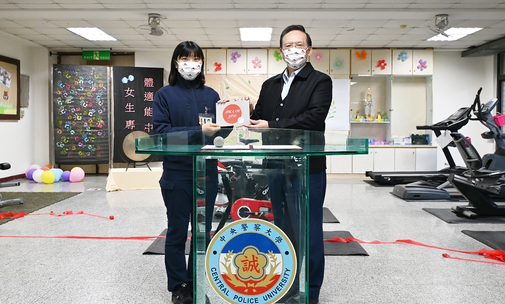 學生致贈警大主任秘書霍春亨感謝卡片