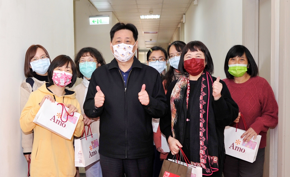 校長發送主計室女性及壽星同仁禮卷及禮盒