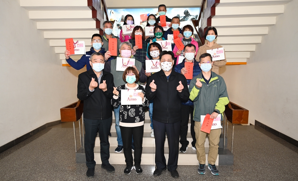 校長發送總務處女性及壽星同仁禮卷及禮盒