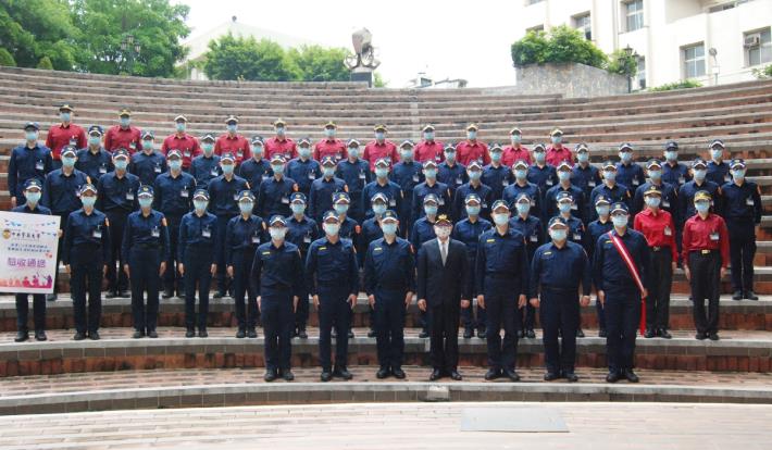 全體學員通過始業活動成果驗收、與師長於警大世界警察博物館旁羅馬廣場合影