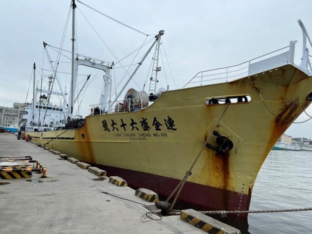 111年第一艘魷魚船「連全盛66號」於5月16日進入高雄港