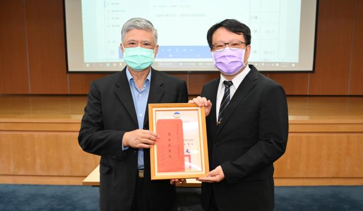 警大副校長頒發111年教學優良教師獎狀予施志鴻副教授