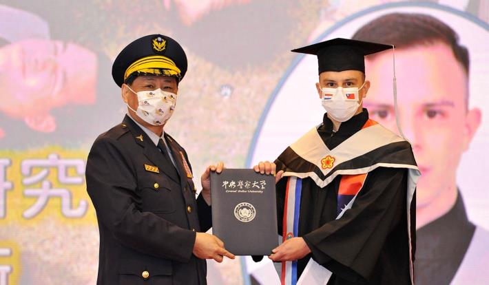 警大校長頒贈畢業證書給巴拉圭外籍生