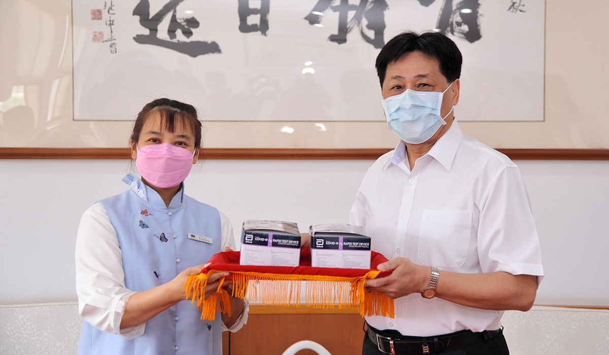 慈濟基金會公傳處顧問夏萍蓮女士代表捐贈本校2000劑covid-19快篩劑