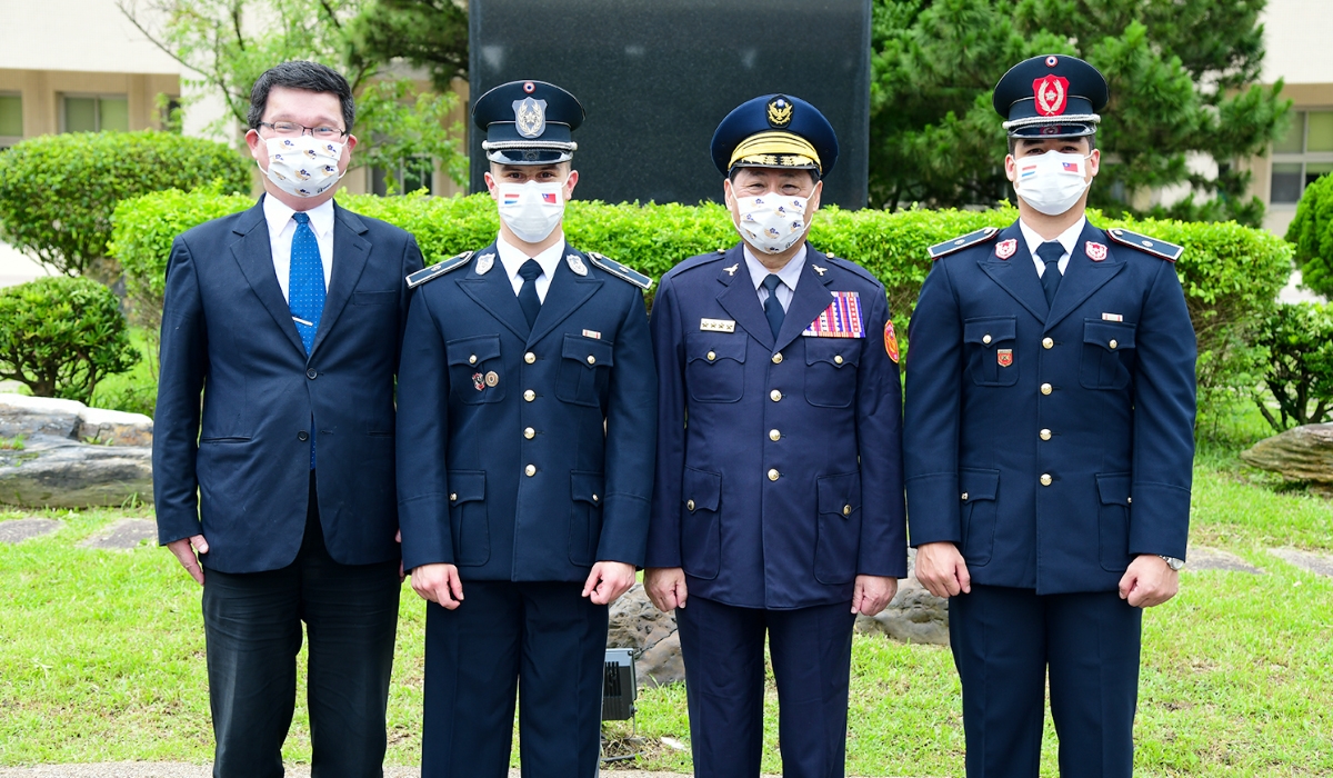 警大校長陳檡文與資管所林曾祥主任、巴拉圭籍學生馮康衛及巴默文合影留念
