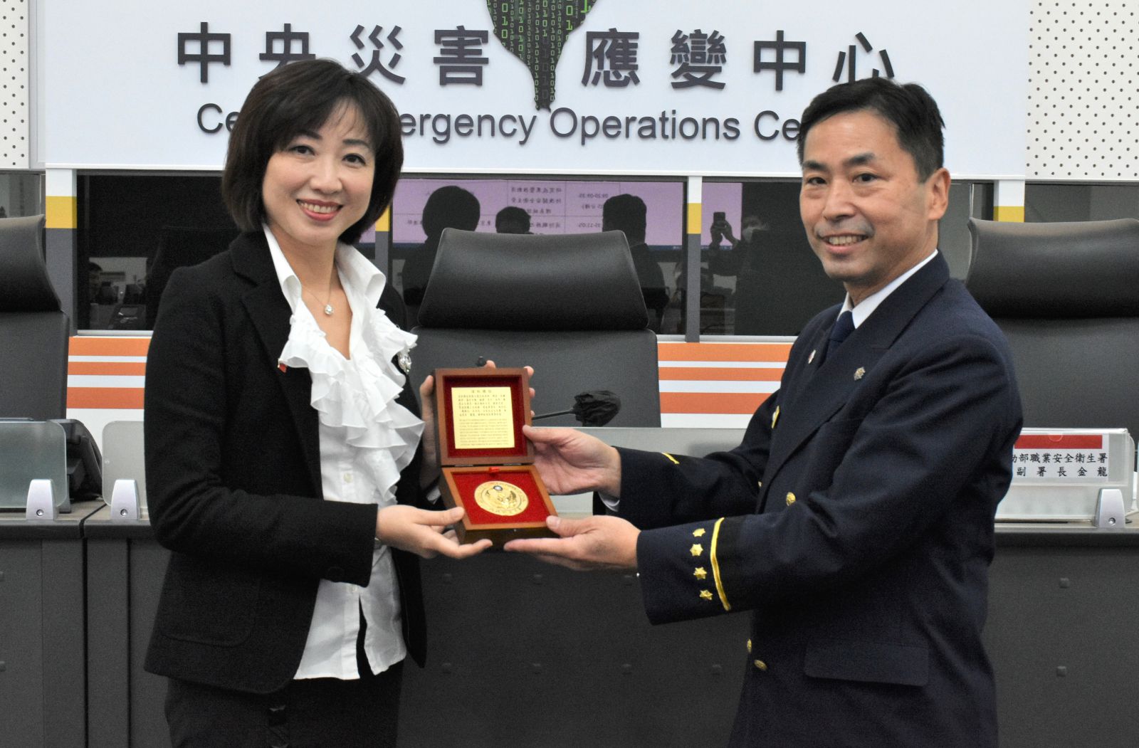內政部張琬宜主任秘書致贈紀念品予日本東京消防廳安全推進部森住敏光部長
