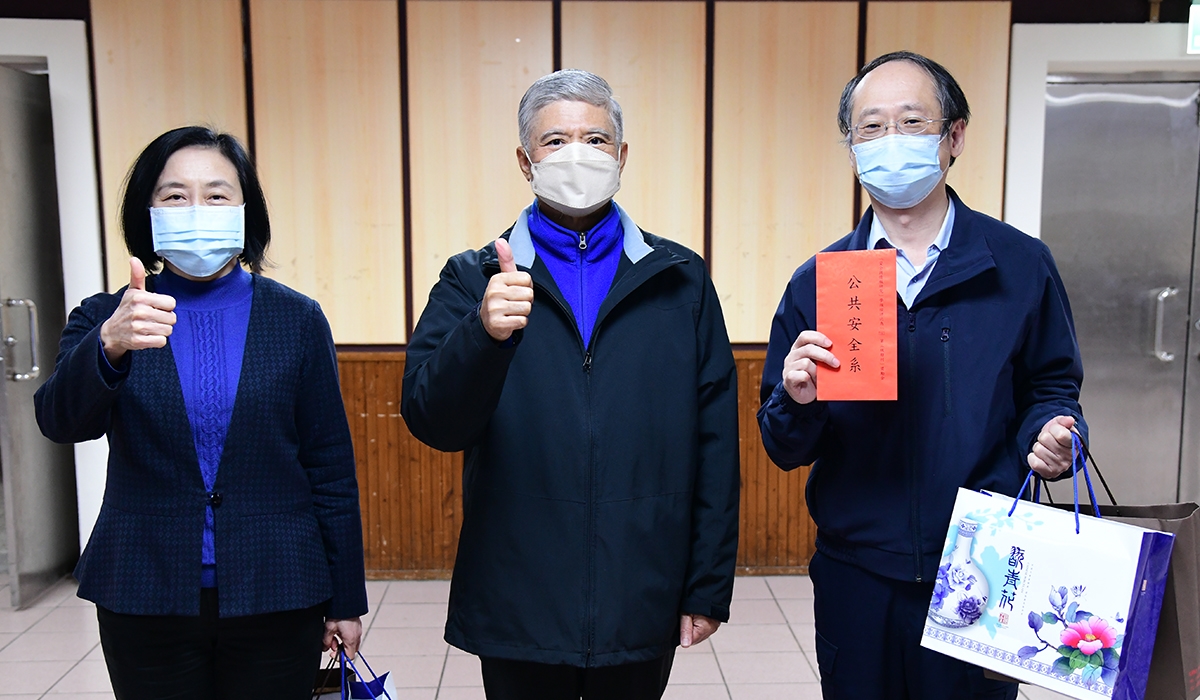 代理校長頒發安全系前任主任朱蓓蕾教授及現任主任王政副教授禮品及獎勵金