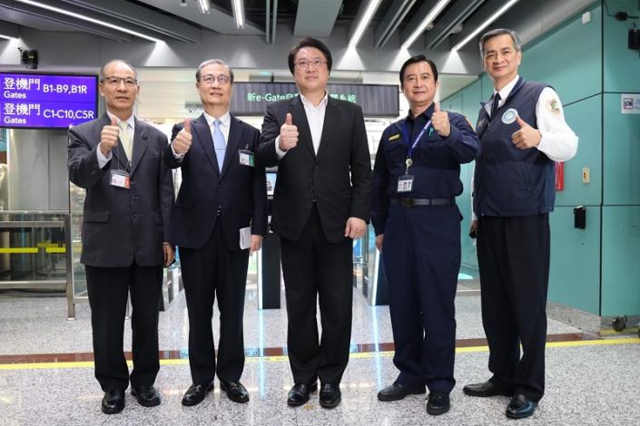 內政部長林右昌(中)與移民署長鐘景琨(左2)、警政署副署長鄭明忠(左1)、航警局長邱文亮(右2)及國境事務大隊大隊長陳建成(右1)合影
