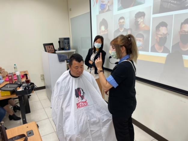 圖4：講師黎紅然當場幫學員理髮並講解電剪使用注意事項及理髮技巧。.JPG