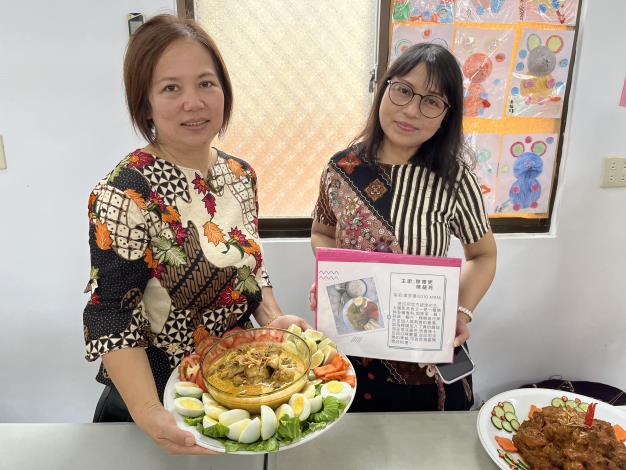印尼的穆雅妮及陳慧玲準備印尼國民美食「索多湯」，獲得交流賽第二名佳績