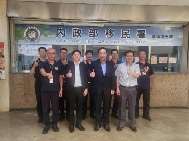 政務次長吳容輝與移民署同仁於臺中港駐點合影。