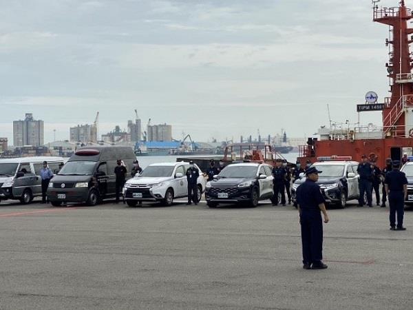 臺中港港安實警演習於第18、19號碼頭舉行。