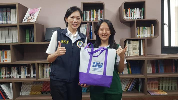 移民署嘉義縣服務站至竹崎高中訪視蔡育慈，並致贈紀念品。
