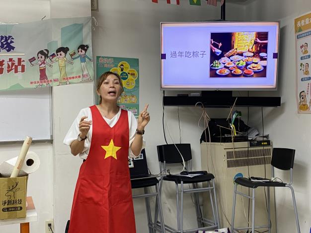 圖1：多元文化講師范紅豔分享越南過年吃粽子的習俗。