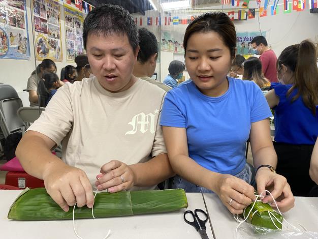 圖3：越南新住民紅青和丈夫洪先生體驗包粽子的樂趣。