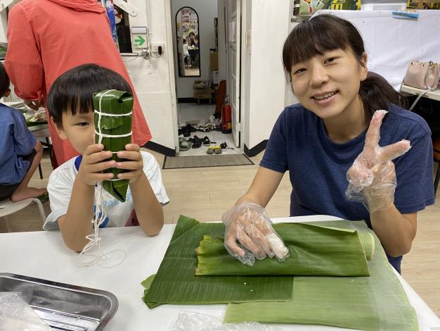 圖2：日本新住民小緒里和兒子一起包粽子。