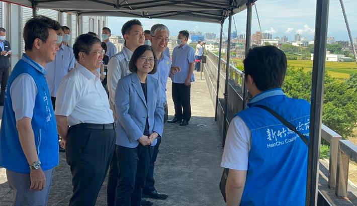 內政部次長吳堂安陪同總統視察竹北再生水計畫辦理情形，聽取戶外簡報
