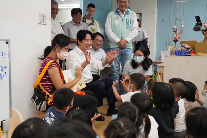 副總統與文仁非營利幼兒園的小朋友互動