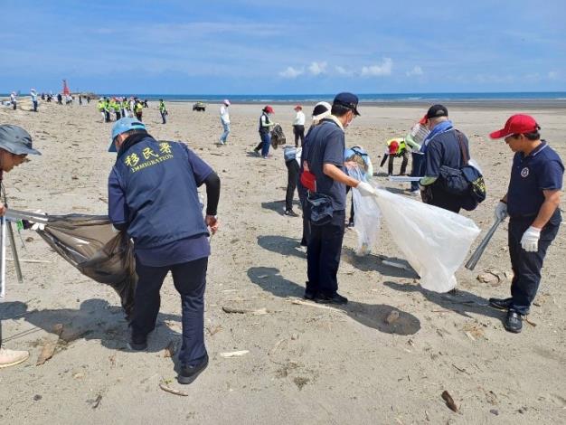 內政部移民署國境事務大隊臺中港國境事務隊同仁參加「Clean Up. Clean Sea」淨灘活動。