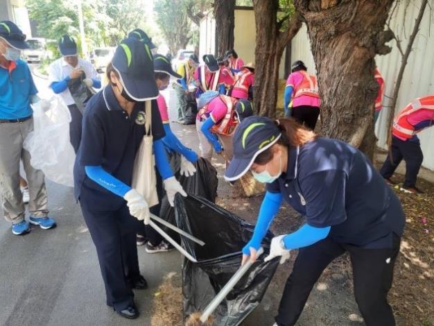 內政部移民署國境事務大隊臺中港國境事務隊同仁參加「Clean Up．Clean Port」淨街活動。