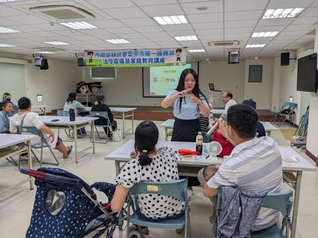 講師黃苙家分享自創越語學習平台與學員們互動