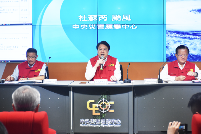 林右昌部長視察杜蘇芮颱風中央災害應變中心並召開情資研判會議 (四)