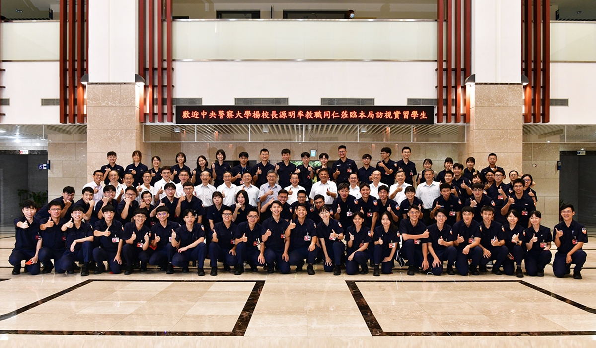 校長至臺中市政府警察局慰勉實習生大合影