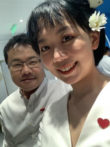 3.小鑫與先生在上海民政局結婚登記的照片。
