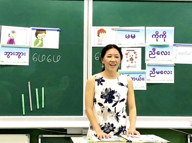3.經過6年的母語講師的培訓，李艷菁成為北新國小的緬甸語老師。