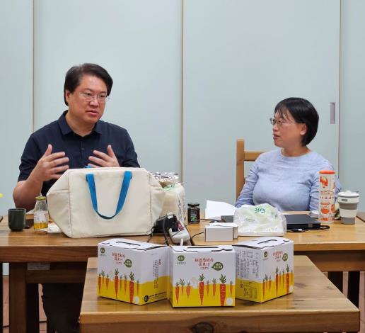 內政部長林右昌與主婦聯盟主席彭桂枝對談，交流經營合作事業的理念與價值