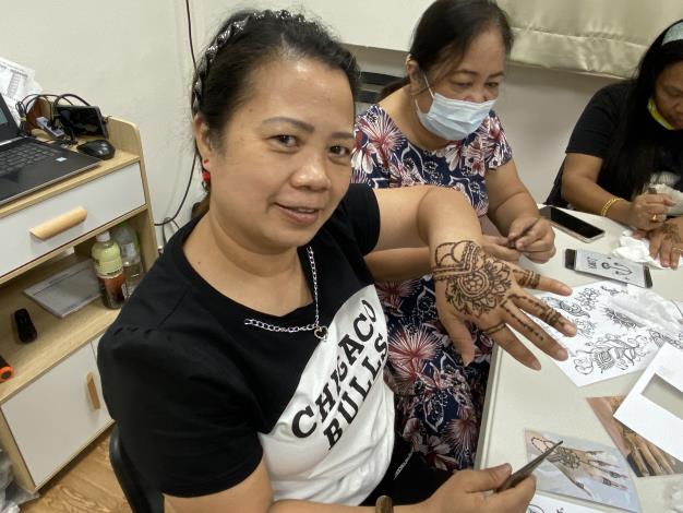圖2 菲律賓新住民燕燕在手上彩繪美麗的圖紋.JPG