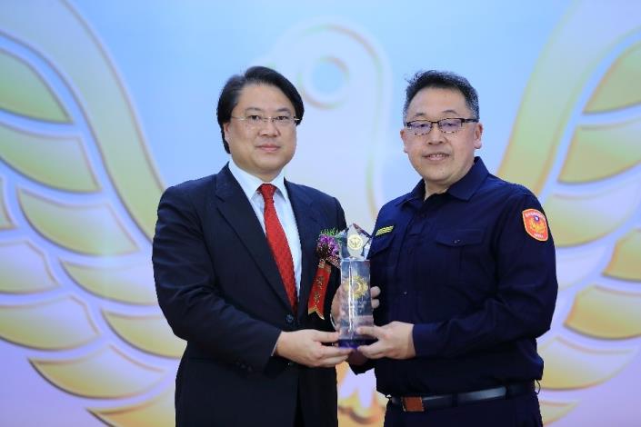 部長與臺北市政府警察局受獎代表合影