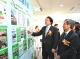 林右昌部長於展示區觀摩本次授證建物內容(二)