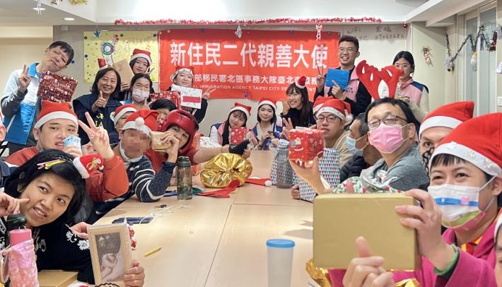 1.移民署臺北市服務站於聖誕節前夕結合育成社會福利基金會之育成友誼社辦理公益聯歡活動，並關懷該社身障青年，玩起交換禮物遊戲，大家都很開心。