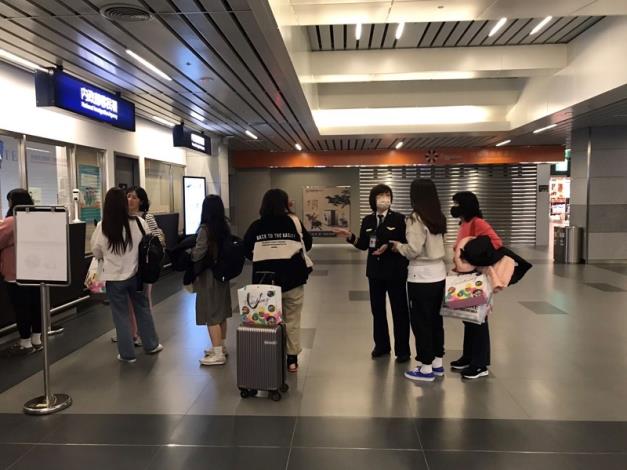 移民官協助指引韓國旅客申辦自動查驗通關系統，入出境通關更便利。