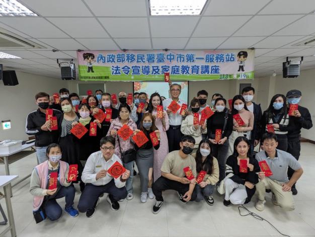 移民署臺中市第一服務站與新住民一起手繪春聯紅包袋 祝大家好運「龍」總來