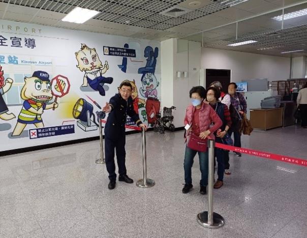 金門尚義機場增開越南河內的直飛包機旅遊，內政部移民署增派人力執行出境查驗程序。