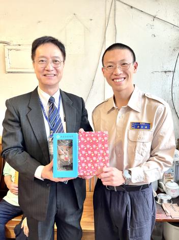 圖2.內政部役政司副司長陳裕興（左1）肯定台北市提供生活協助的熱心役男。