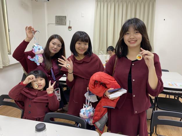 圖3：大陸新住民亮亮(左二)和她的女兒們開心地拿著良緣吉利微刺繡鑰匙圈合照。.JPG