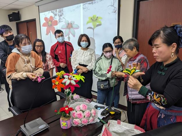 2.第十屆築夢計畫得獎者崔俊歌女士帶領學員以毛根編織出一朵朵美麗的百合花.JPG