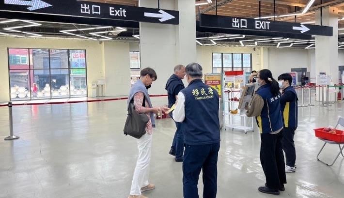 圖二、基隆港CIQS於東岸旅客通關中心向郵輪旅客宣導非洲豬瘟防疫情形。