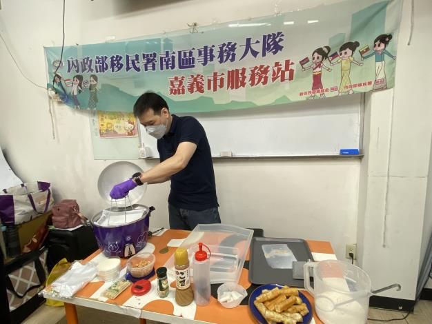 圖2：講師何炳賢傳授大家如何以電鍋製作港式腸粉。